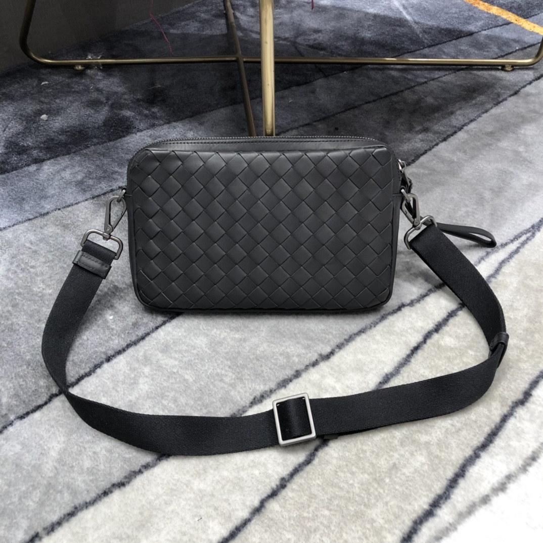 B0tt*ga Ven*ta Classic Intrecciato Black, For Women, Women’s Bags 9.6in/24.5cm