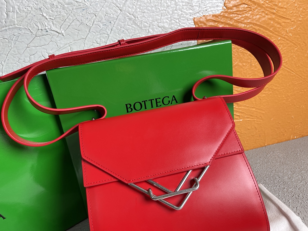 B0tt*ga Ven*ta Clip Bag Red, For Women, Women’s Bags 9in/23cm