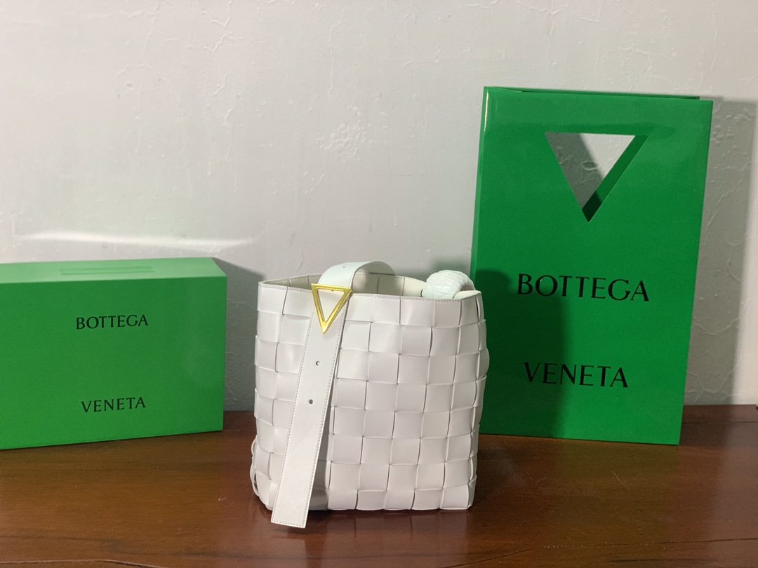B0tt*ga Ven*ta Shoulder Bag Nappa White, For Women, Women’s Bags 12.9in/33cm