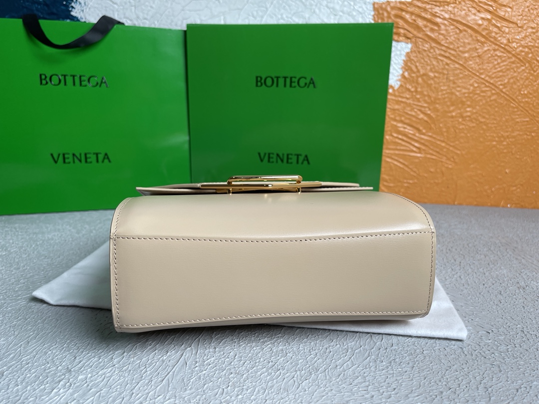 B0tt*ga Ven*ta Clip Bag Beige, For Women, Women’s Bags 9in/23cm