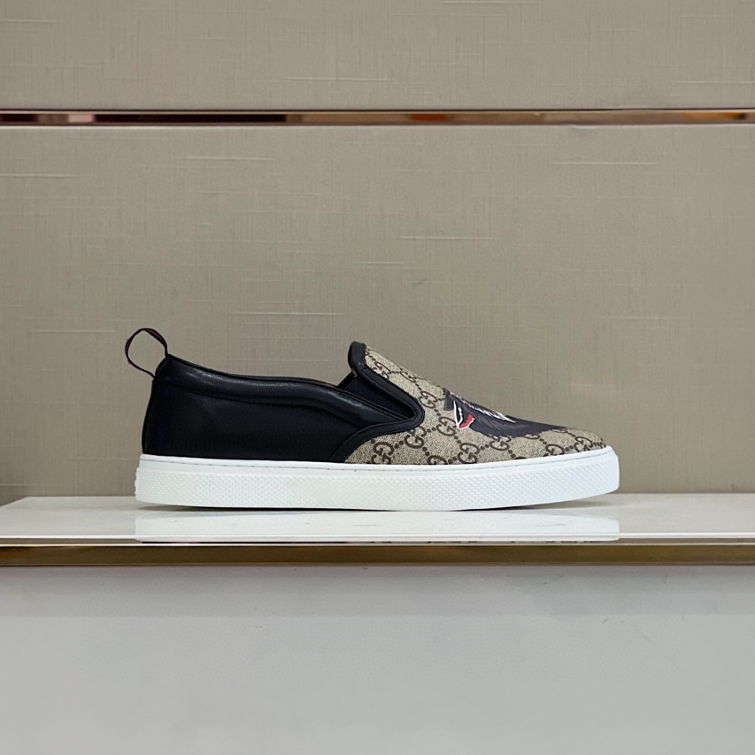 Gvc*1 Men’s GG Svp*me Slip-On With Wolf Printed Black And Gray For Men 497105 9JB10 8960