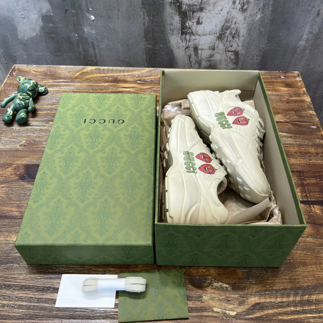 Gvc*1 Men’s Rhyton Sneaker With Strawberry Print Ivory White For Men ‎‎703814 DRW00 9522