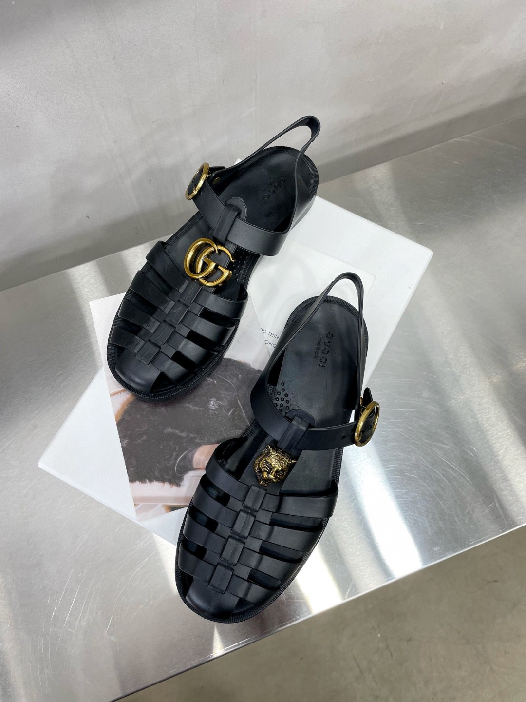 Gvc*1 Men’s Rubber Buckle Strap Sandal Black For Men 463463 J8700 1000