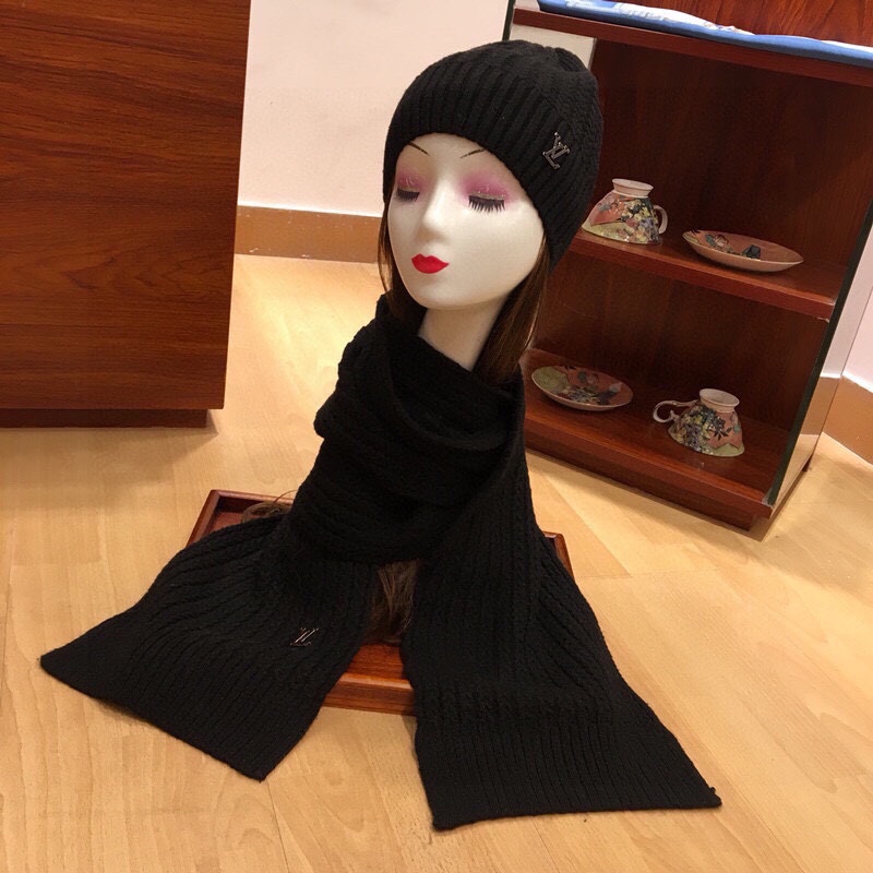 L0vis Vvtt0n Beanie & Scarf Set In Black