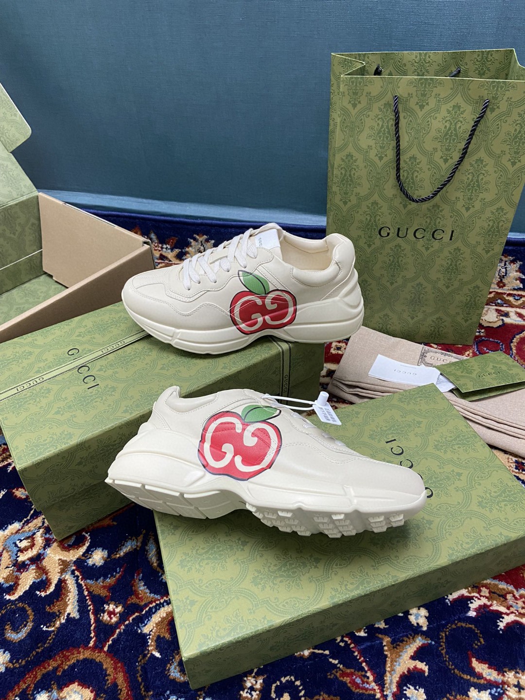 Gvc*1 Men’s Rhyton Sneaker With GG Apple White Ivory For Men 609343 DRW00 9522