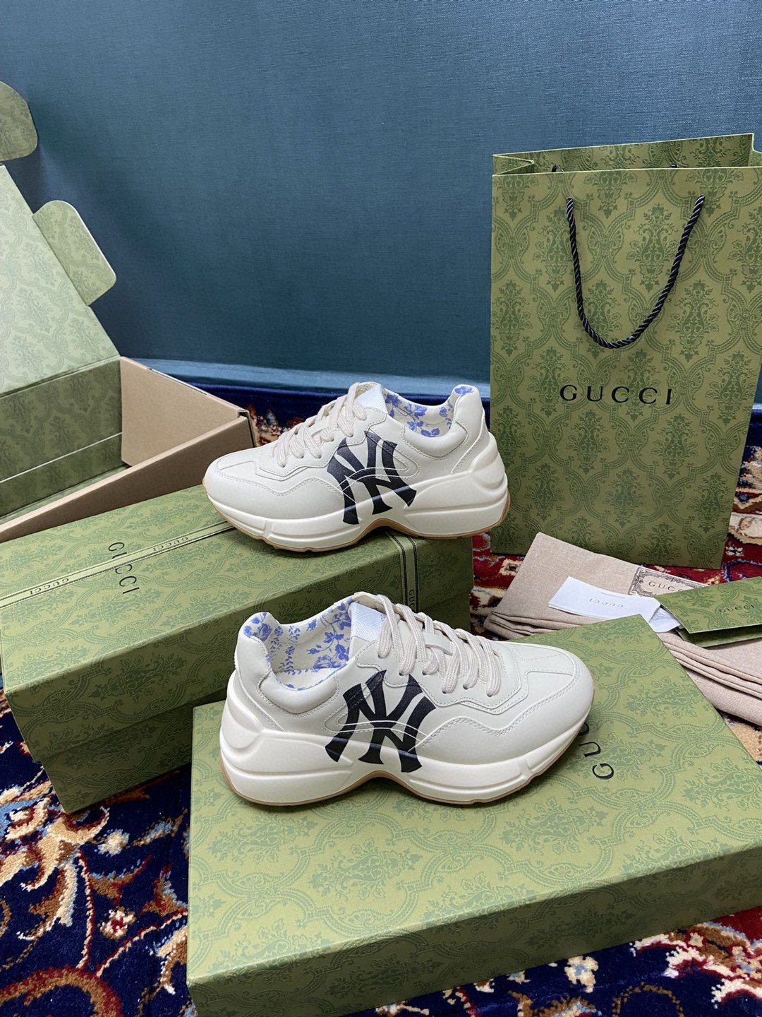Gvc*1 Women’s Rhyton Sneaker GG With NY Yankess White Ivory For Women 548638 DRW00 9022