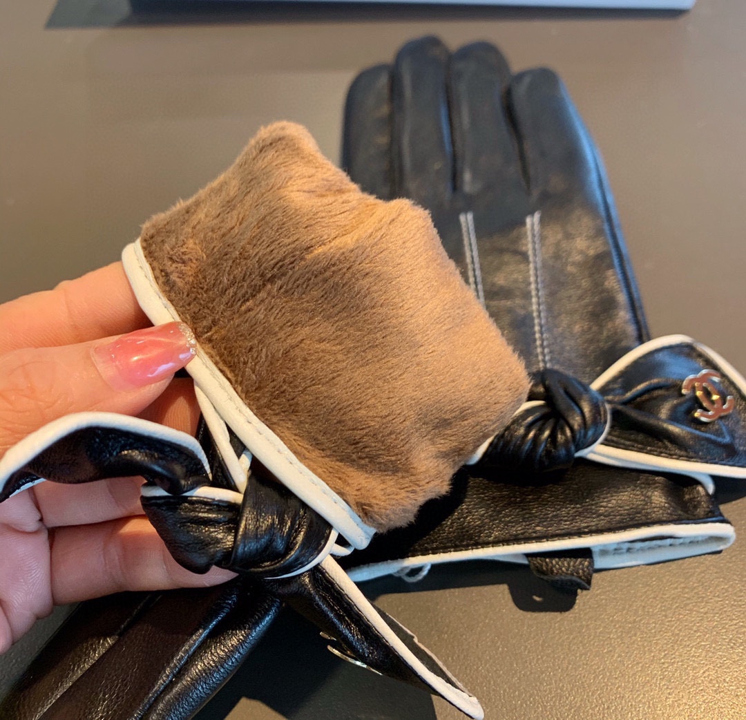 Ch**el Gloves In Black