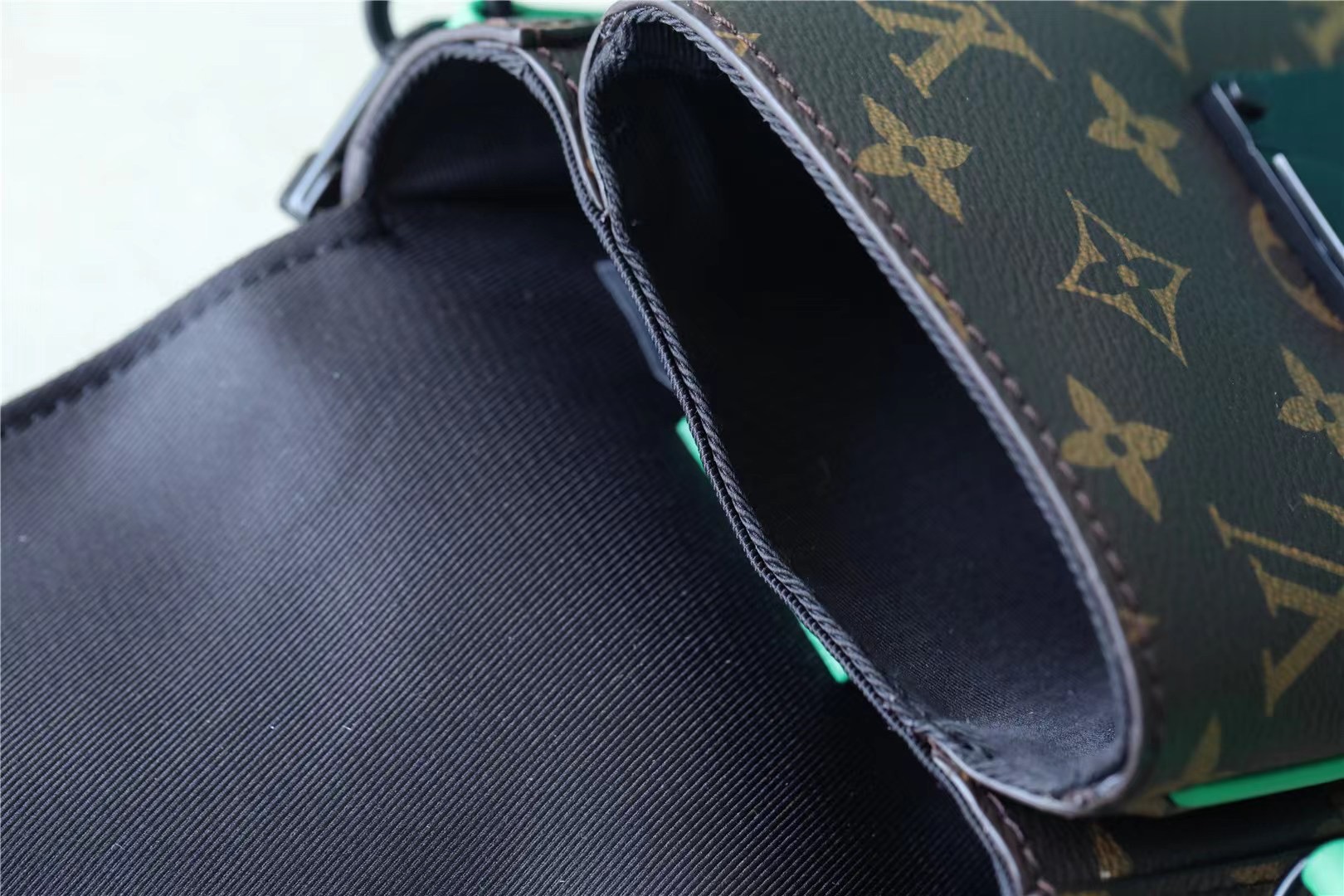 L0vis Vvtt0n S-Lock Vertical Wearable Wallet Monogram Macassar Green For Men, Men’s Bags, Shoulder And Crossbody Bags 7.5in/19cm LV