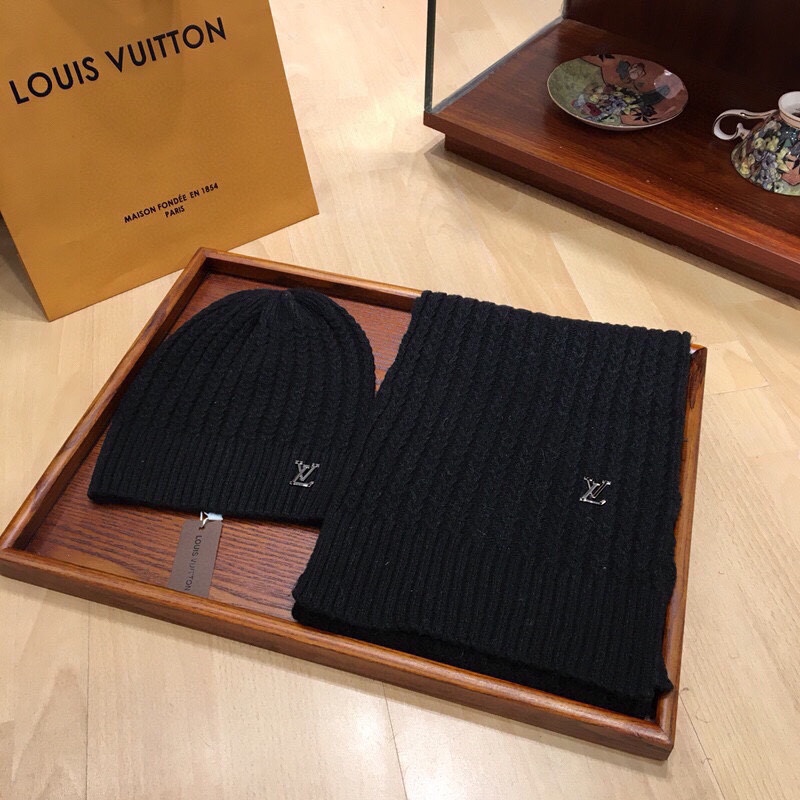 L0vis Vvtt0n Beanie & Scarf Set In Black