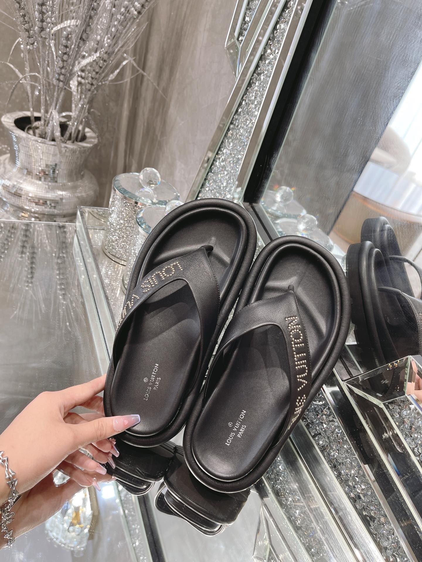 L0vis Vvtt0n Women’s The Pool Pillow Flat Comfort Thong Black For Women LV 1AABF9