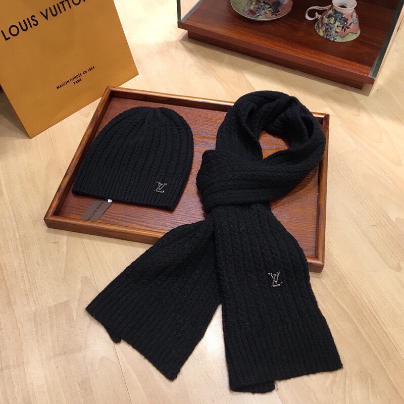 L0vis Vvtt0n Beanie & Scarf Set In Black
