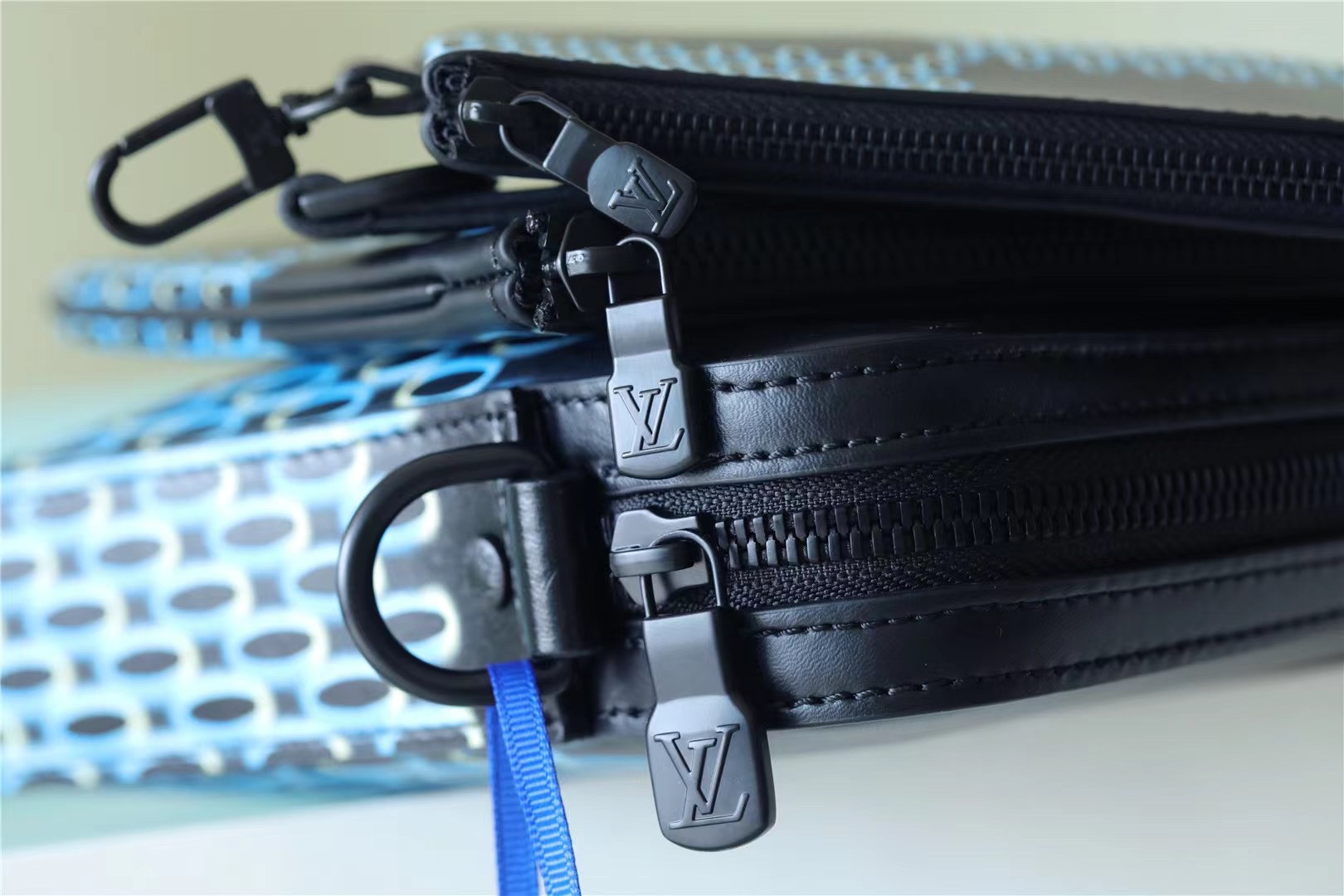 L0vis Vvtt0n Trio Messenger Damier Spray Blue For Men, Men’s Bags, Shoulder And Crossbody Bags 9.5in/25cm LV