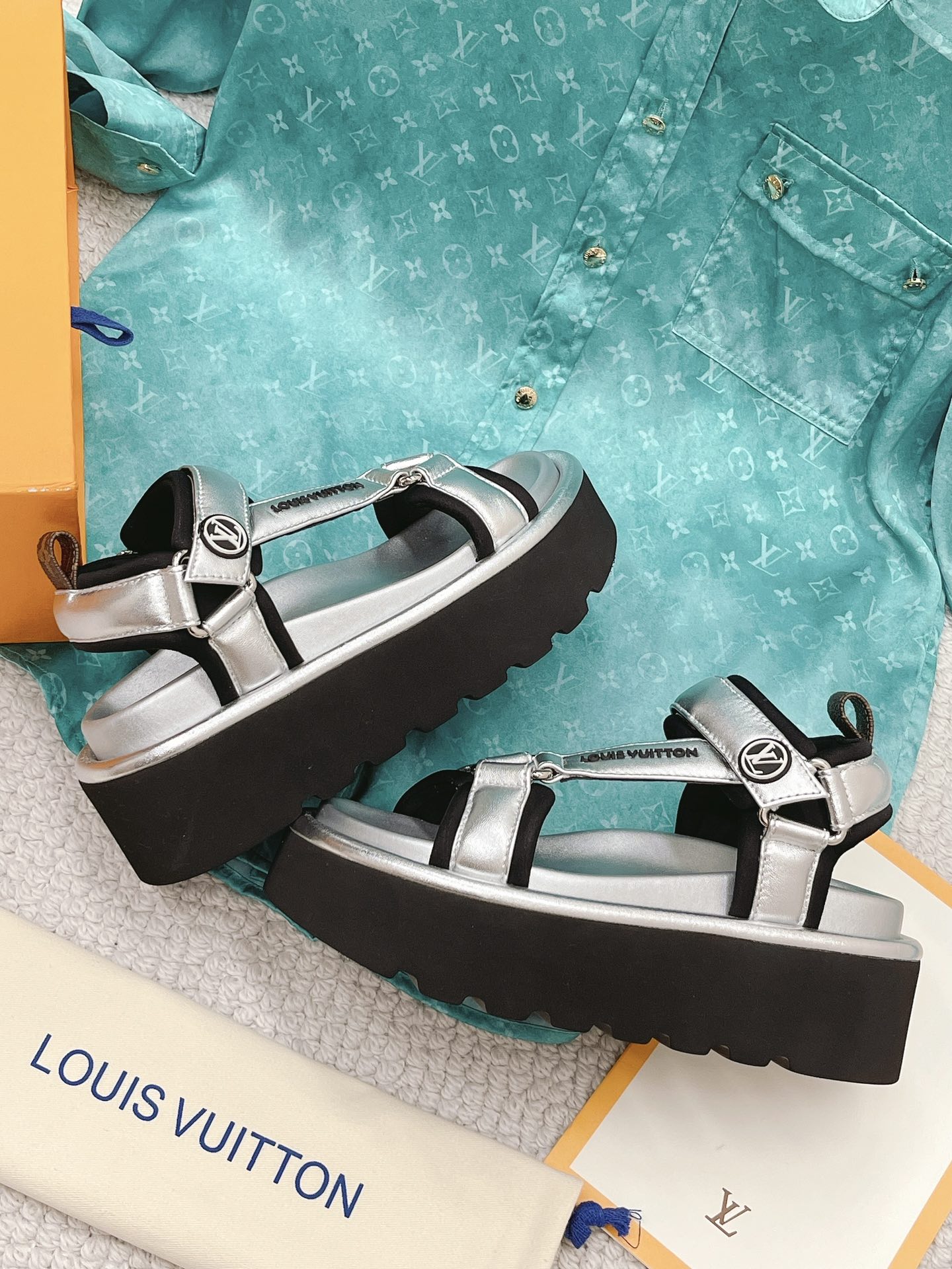 L0vis Vvtt0n Women’s Pool Pillow Flatform Comfort Sandal Sliver For Women LV 1AACHA