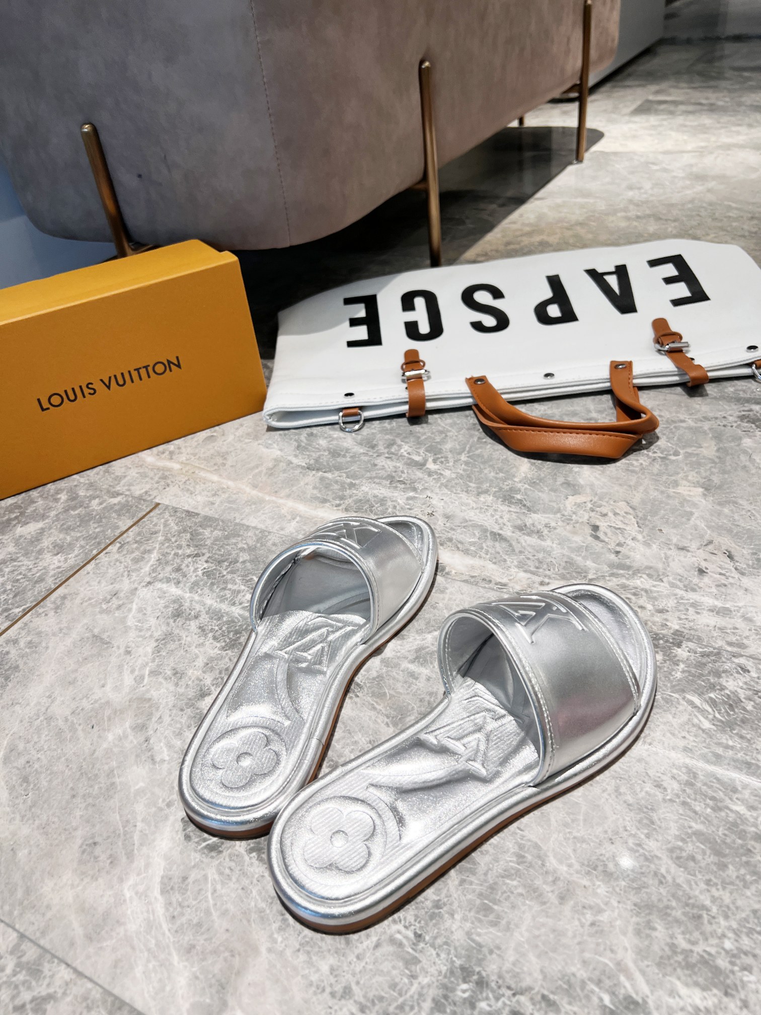 L0vis Vvtt0n Women’s Magnetic Flat Mule Sliver For Women LV 1AA1KZ