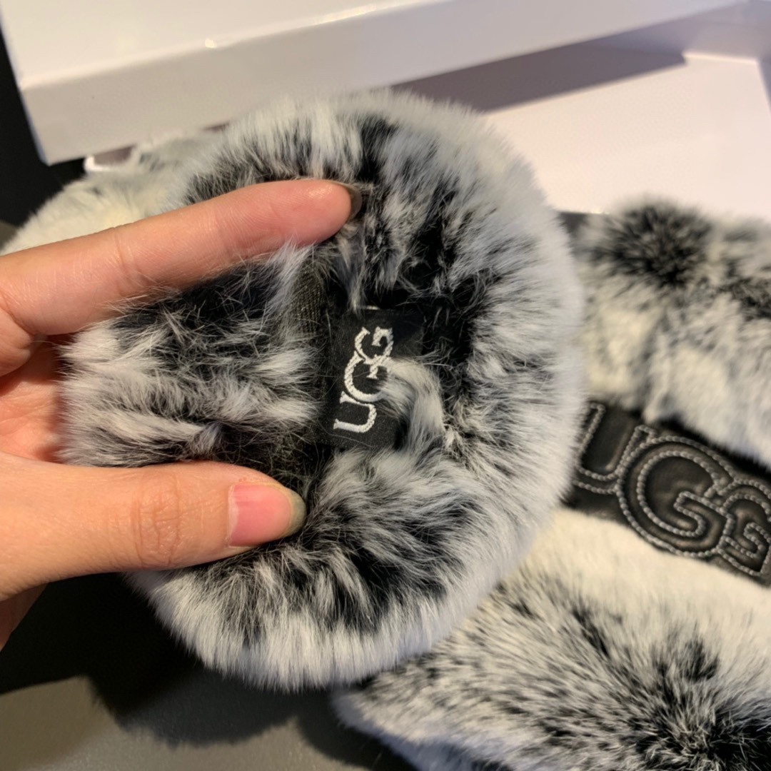 Ch**el Gloves In Black