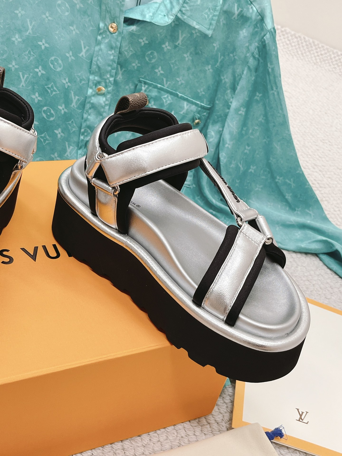 L0vis Vvtt0n Women’s Pool Pillow Flatform Comfort Sandal Sliver For Women LV 1AACHA