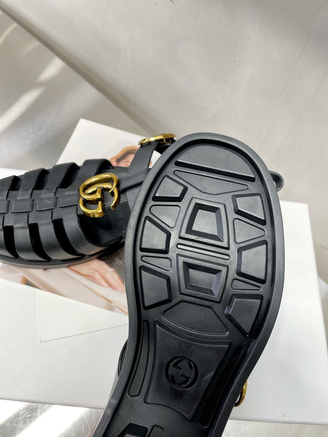 Gvc*1 Men’s Rubber Buckle Strap Sandal Black For Men 463463 J8700 1000
