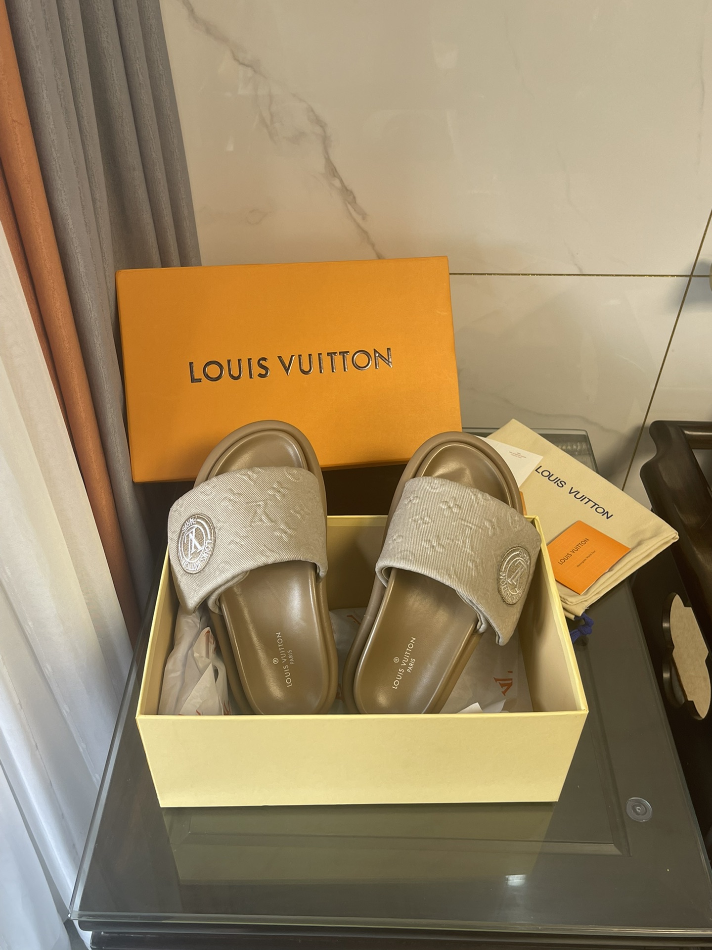 L0vis Vvtt0n Women’s Pool Pillow Comfort Flat Mule Beige For Women LV