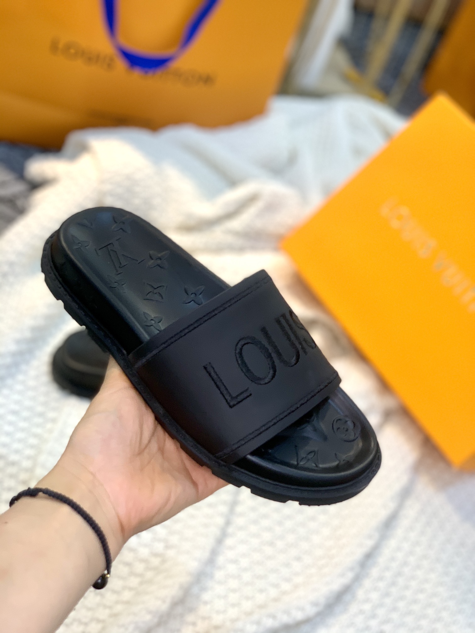 L0vis Vvtt0n Women’s Pool Pillow Flat Comfort Mule Black For Women LV