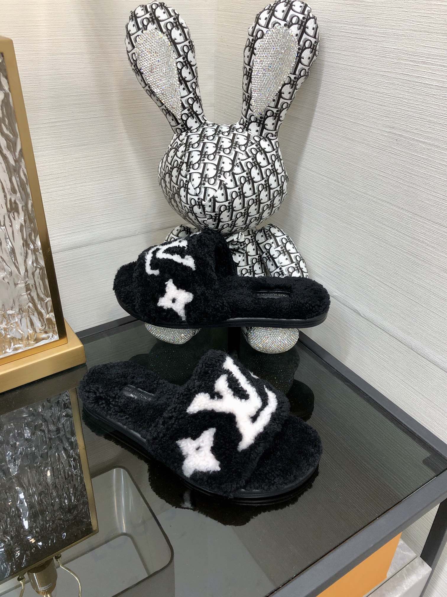 L0vis Vvtt0n Women’s Magnetic Flat Mule Black For Women LV