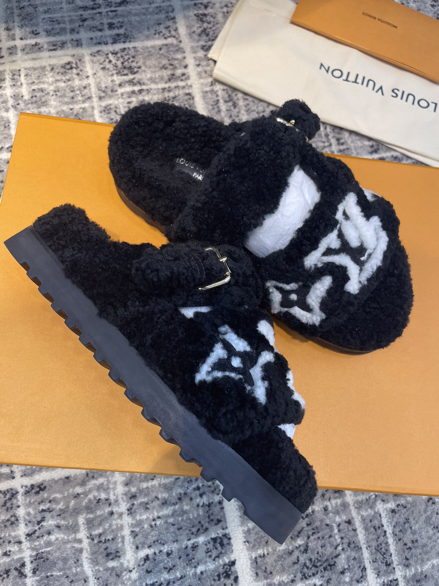 L0vis Vvtt0n Women’s Paseo Flat Comfort Mule Black For Women LV 1AACR8