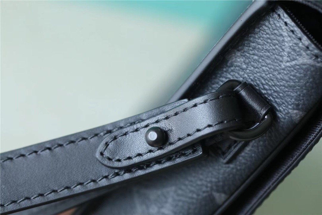 L0vis Vvtt0n S Lock A4 Pouch Taurillon Black For Men, Men’s Bags, Shoulder And Crossbody Bags 10.6in/27cm LV