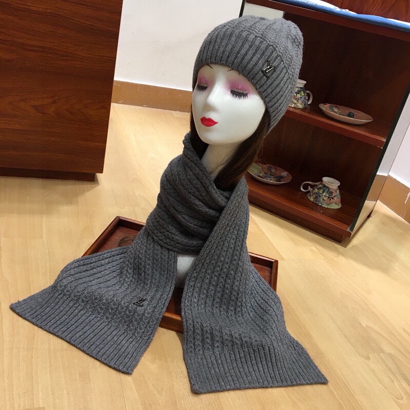 L0vis Vvtt0n Beanie & Scarf Set In Grey