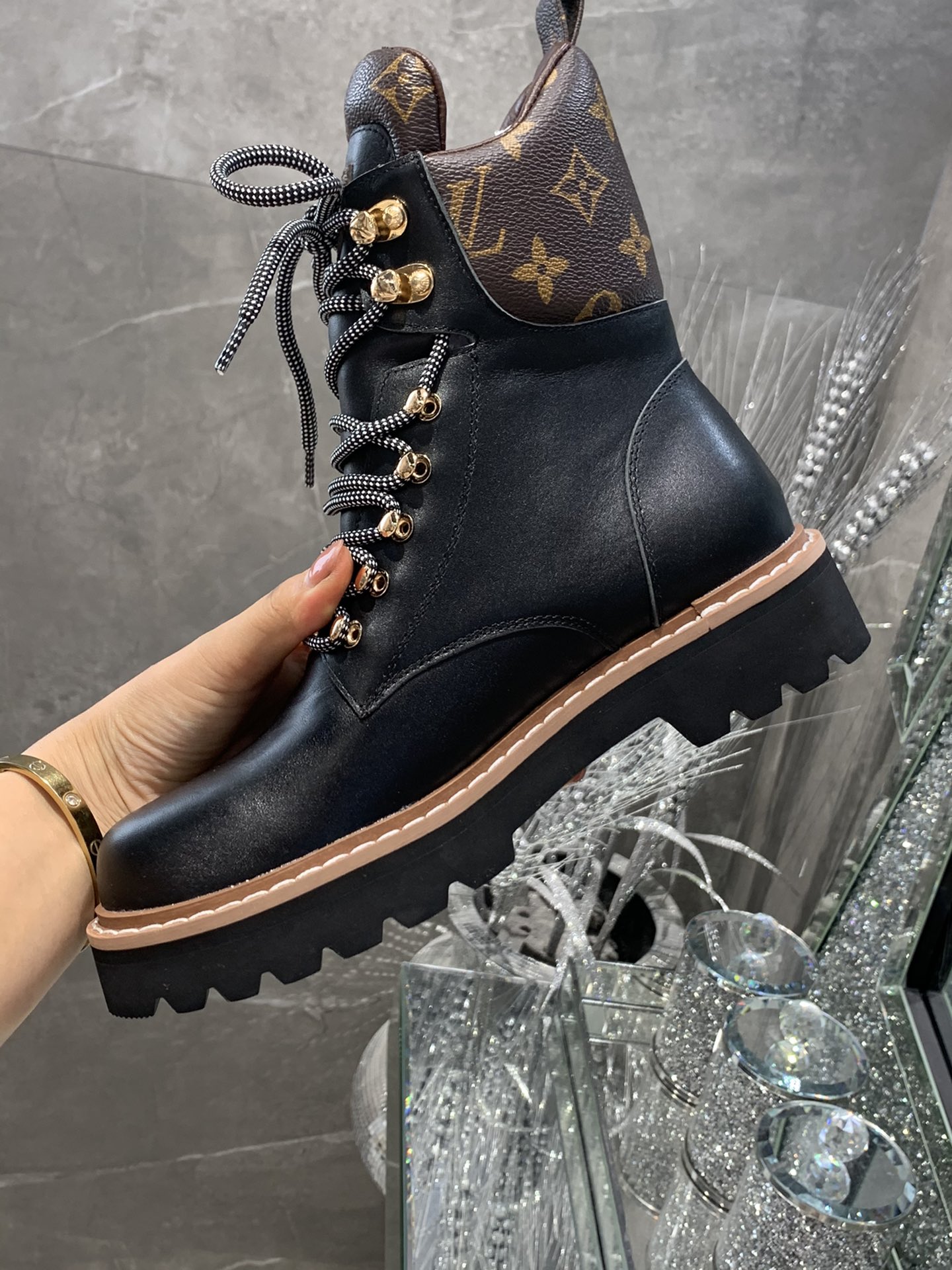 L0vis Vvtt0n Women’s Territory Flat Military Boots Black For Women LV 1A958N