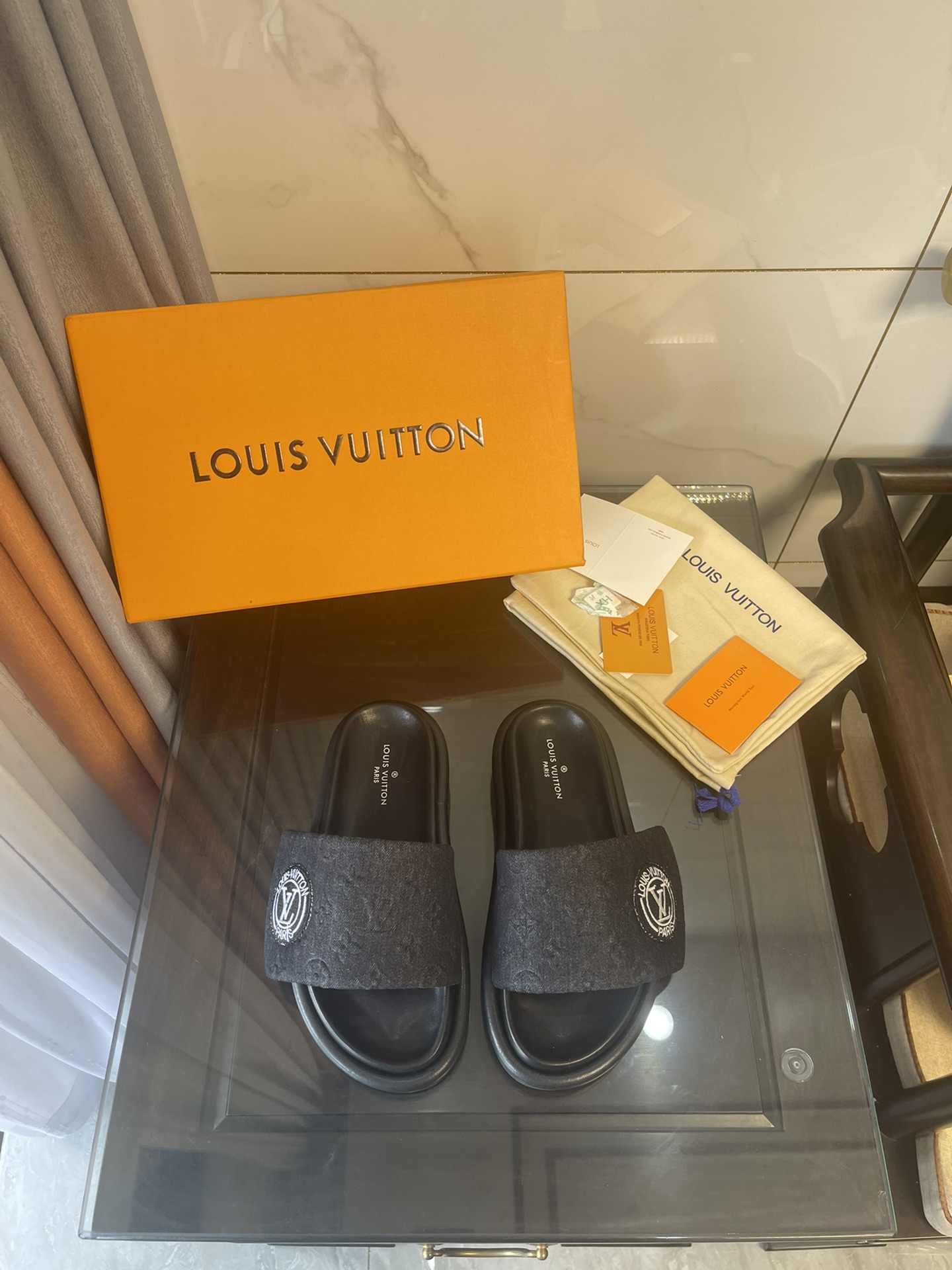 L0vis Vvtt0n Women’s Pool Pillow Comfort Flat Mule Black For Women LV
