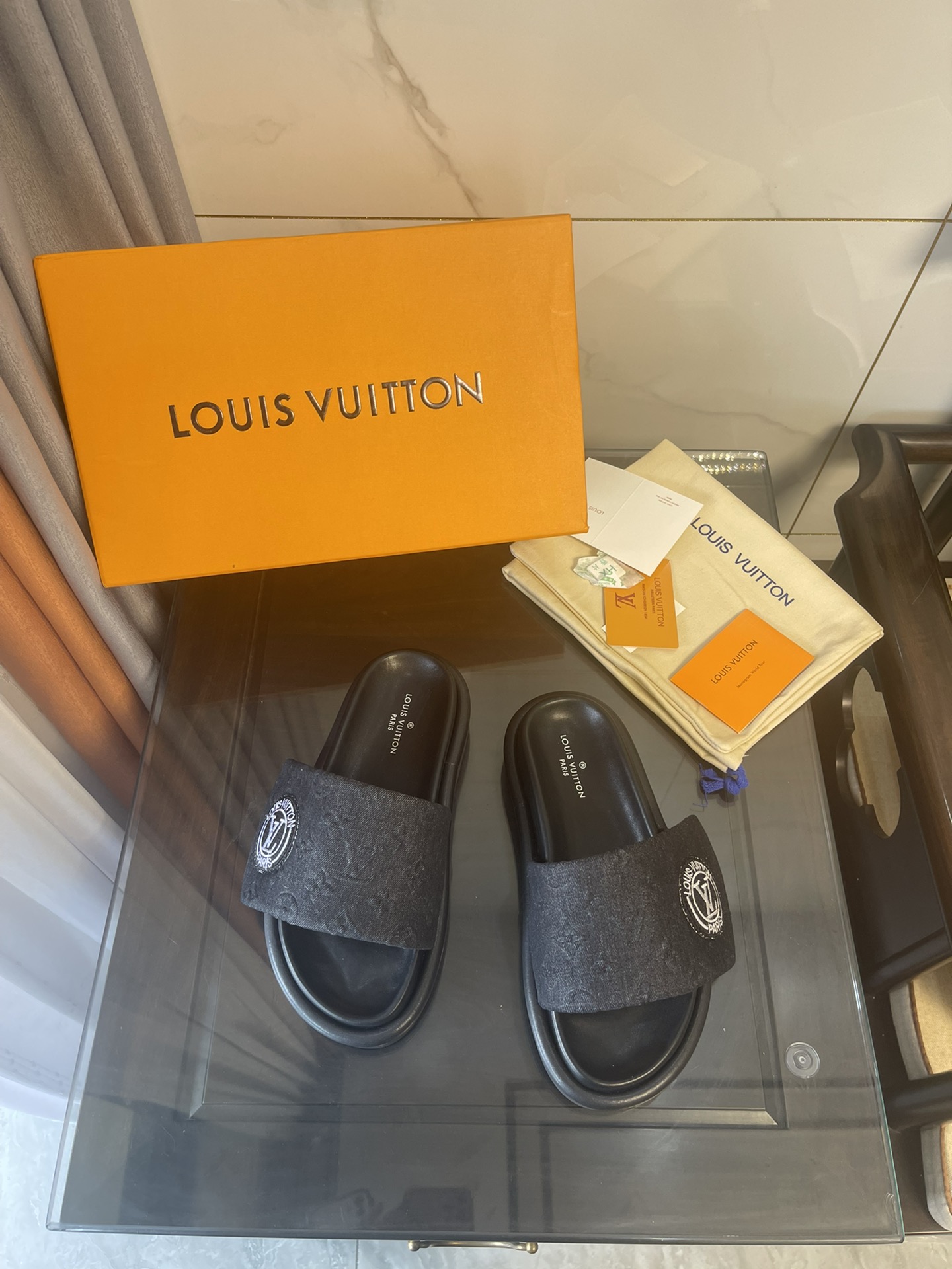 L0vis Vvtt0n Women’s Pool Pillow Comfort Flat Mule Black For Women LV