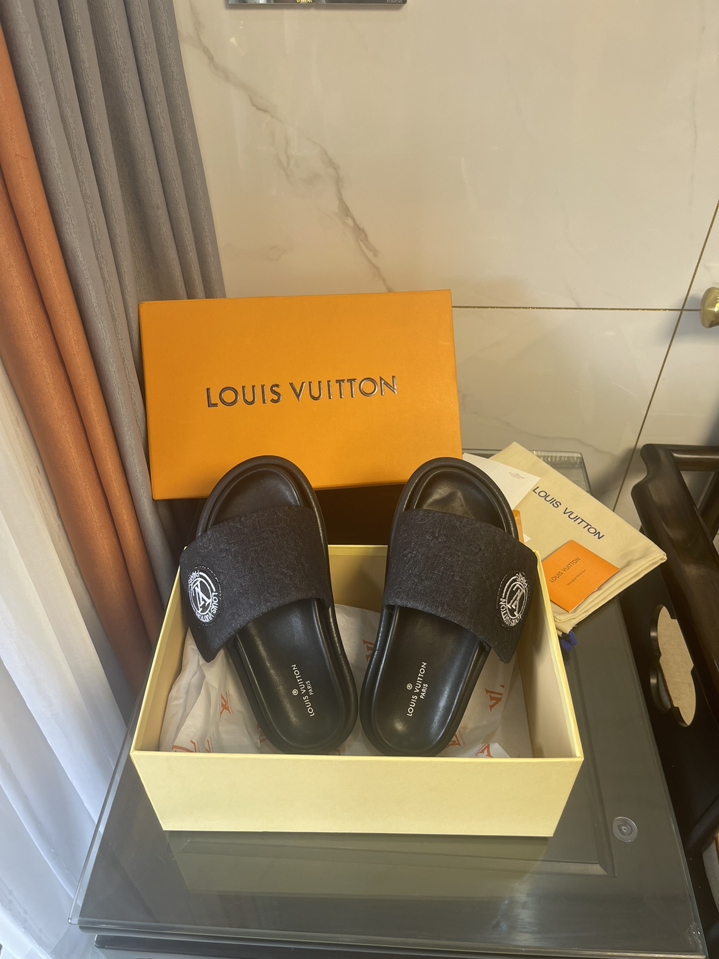 L0vis Vvtt0n Women’s Pool Pillow Comfort Flat Mule Black For Women LV