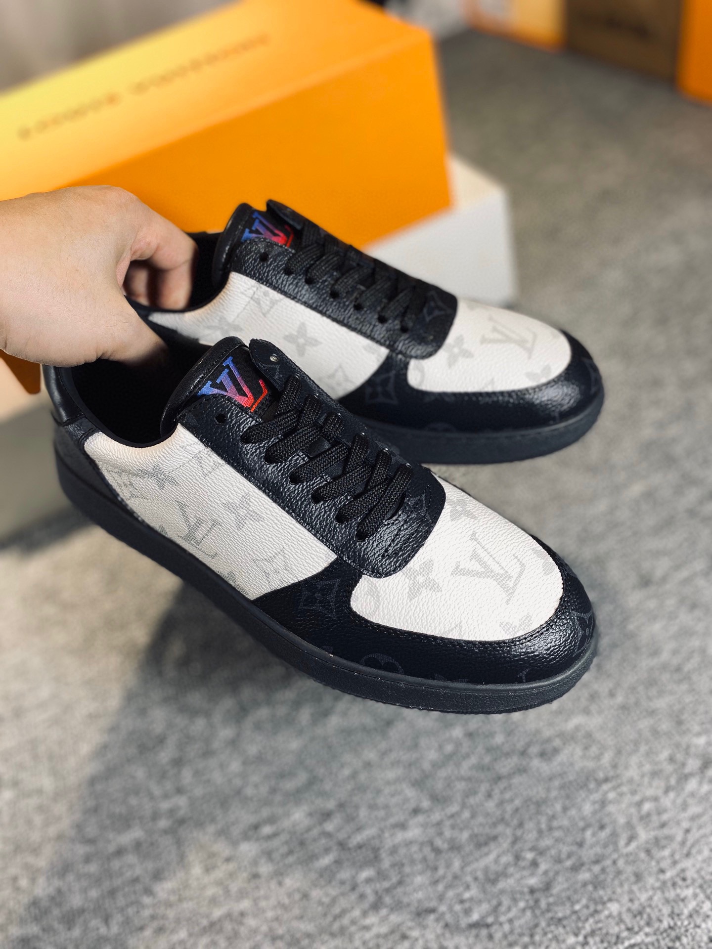 L0vis Vvtt0n Rivoli Sneaker Black And White For Men LV