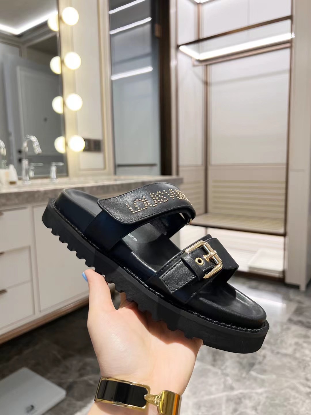 L0vis Vvtt0n Women’s Bom Dia Flat Mule Black For Women LV