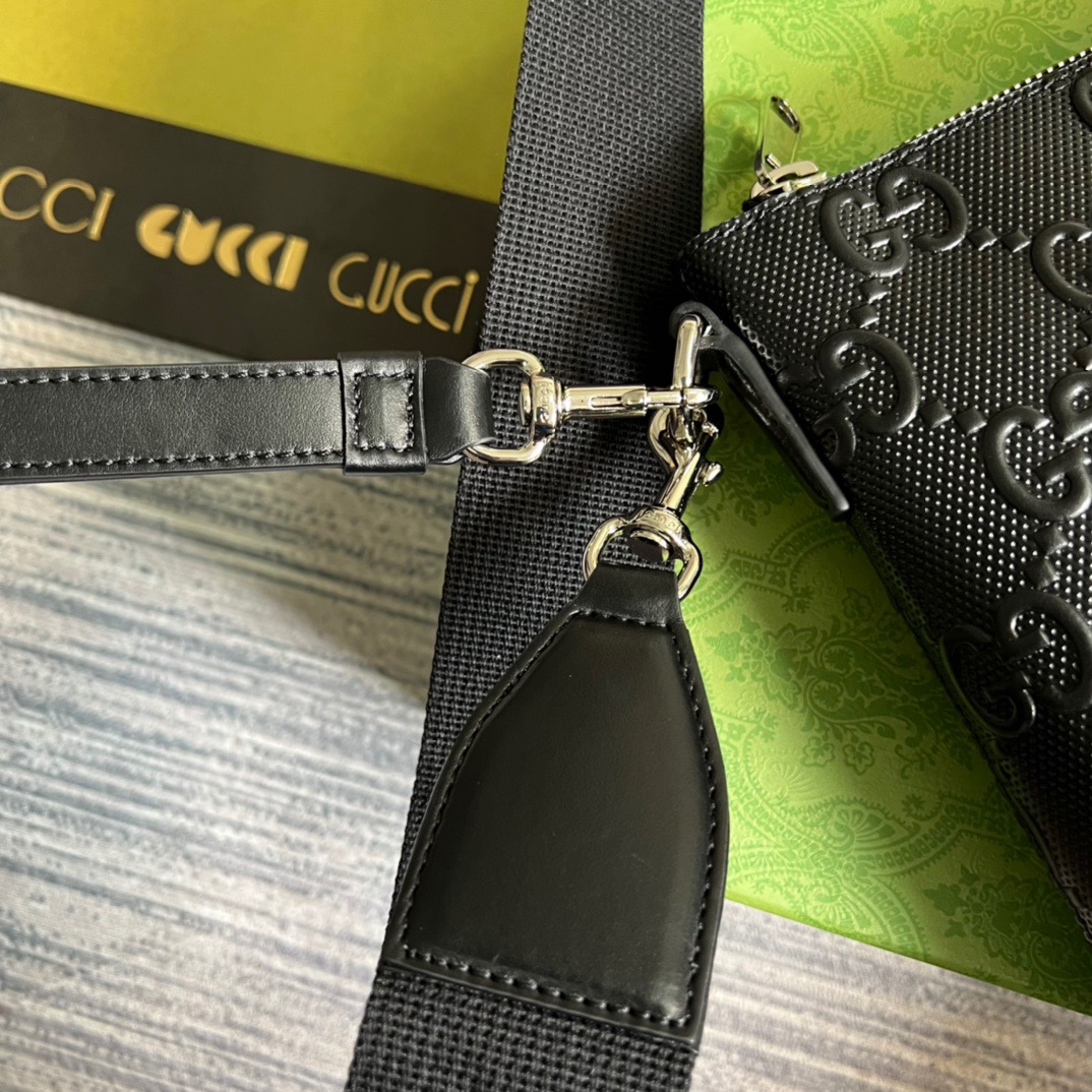 Gvc*1 GG Embossed Medium Messenger Bag Black GG Embossed For Men 12in/31cm GG 696009 1W3CN 1000
