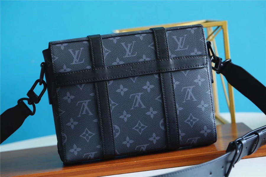 L0vis Vvtt0n Trunk Messenger Monogram Eclipse For Men, Men’s Bags, Shoulder And Crossbody Bags 9.4in/24cm LV M45727