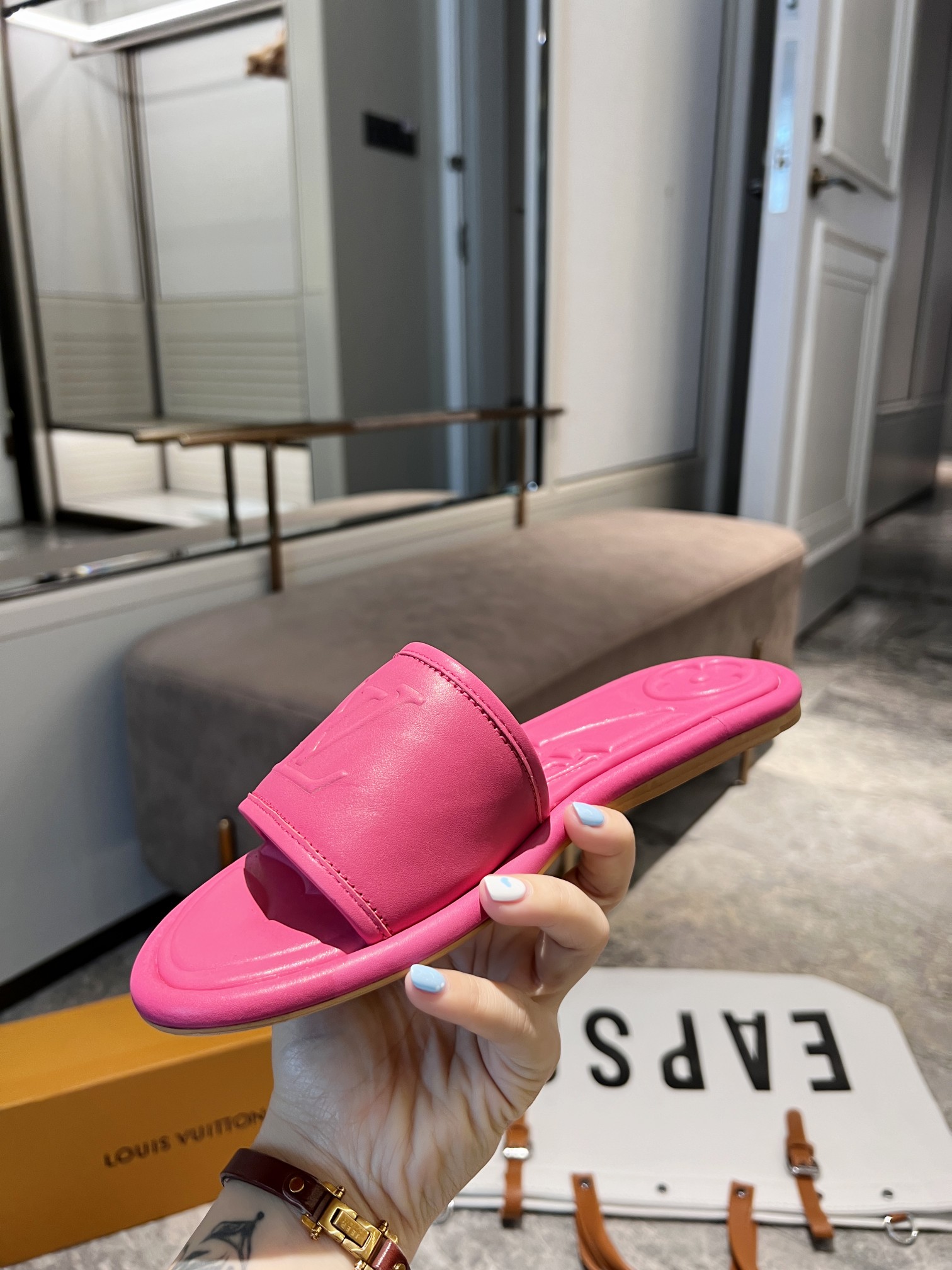 L0vis Vvtt0n Women’s Magnetic Flat Mule Fuchsia Pink For Women LV 1AA1MN