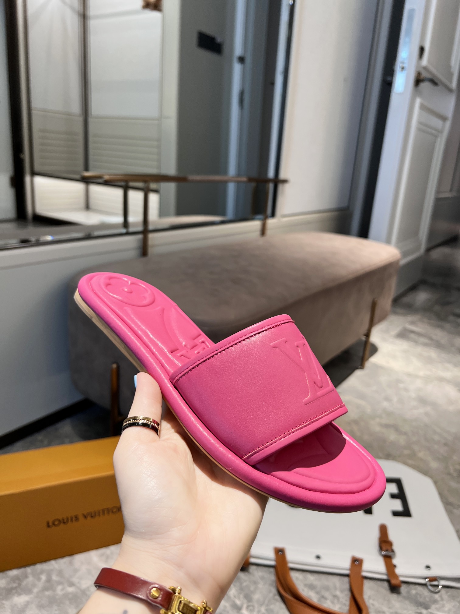 L0vis Vvtt0n Women’s Magnetic Flat Mule Fuchsia Pink For Women LV 1AA1MN