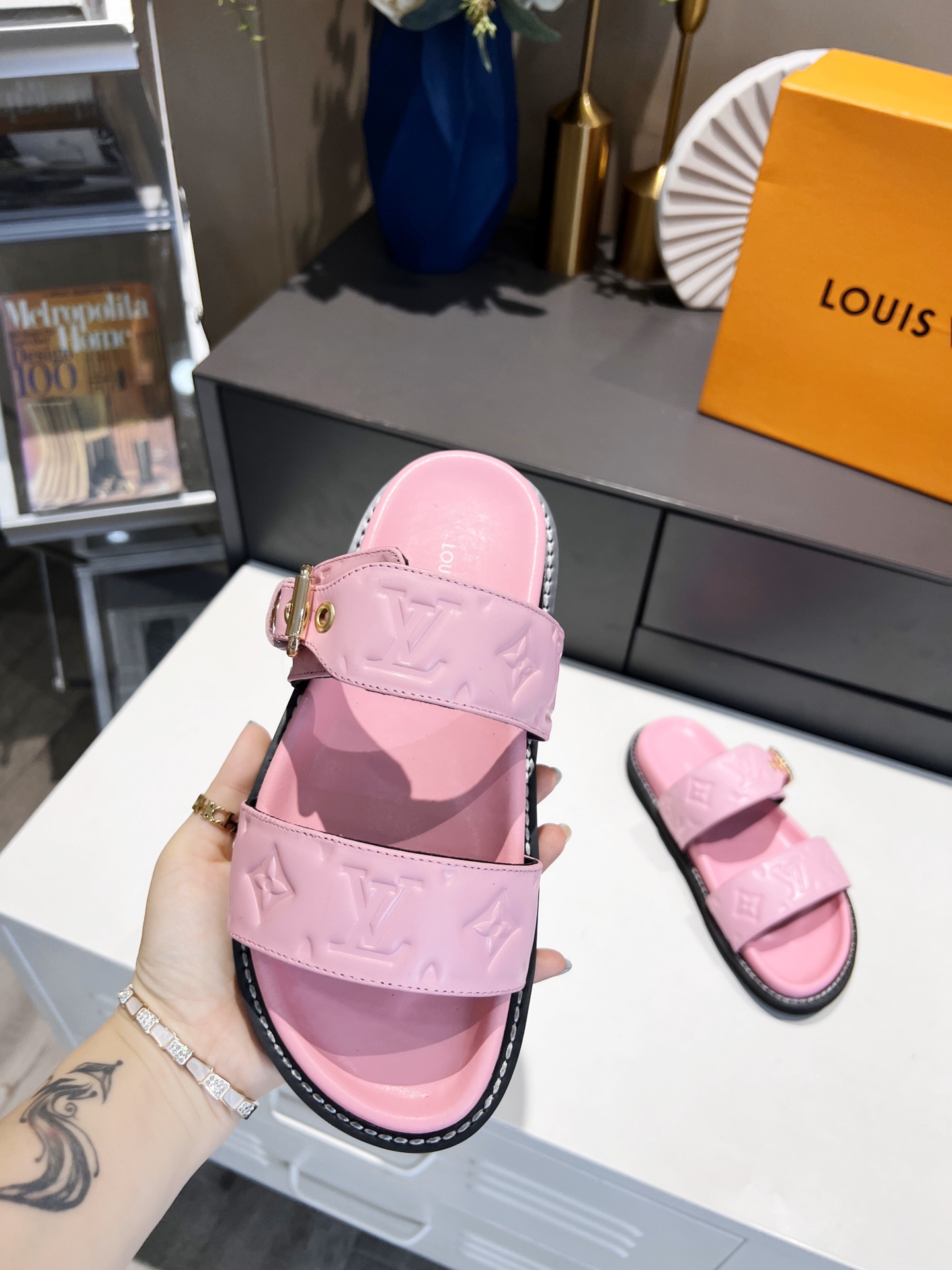 L0vis Vvtt0n Women’s Bom Dia Flat Mule Pink For Women LV