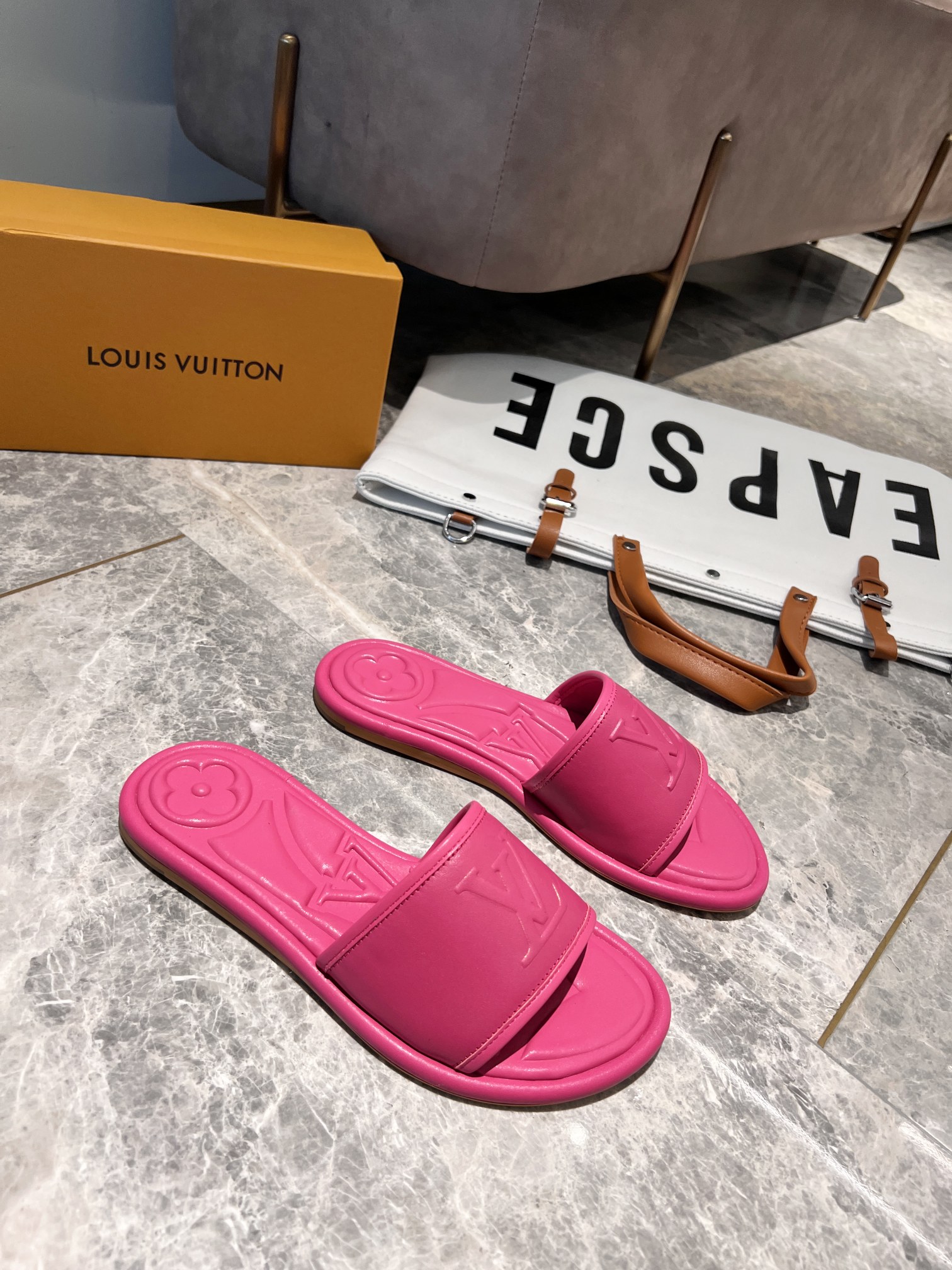 L0vis Vvtt0n Women’s Magnetic Flat Mule Fuchsia Pink For Women LV 1AA1MN