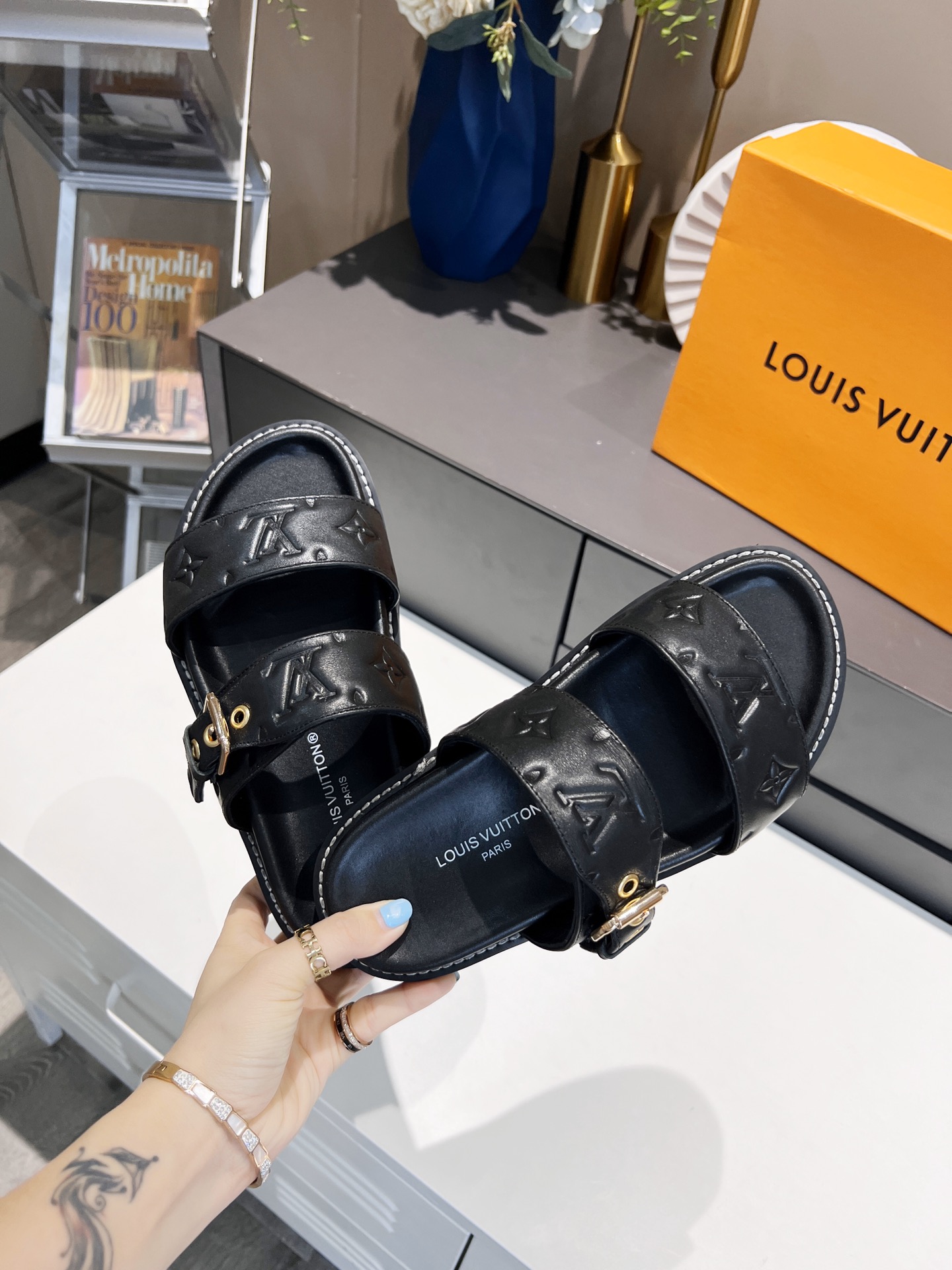 L0vis Vvtt0n Women’s Bom Dia Flat Mule Black For Women LV