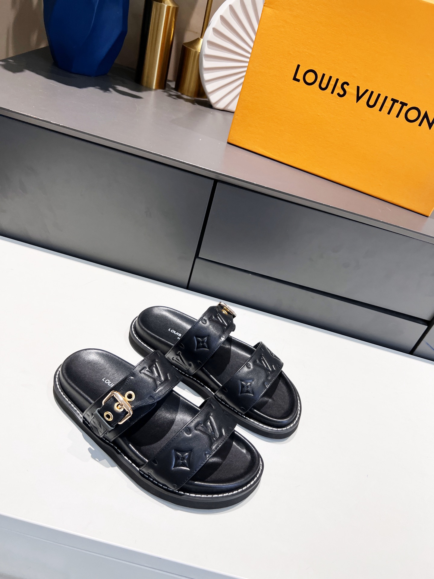 L0vis Vvtt0n Women’s Bom Dia Flat Mule Black For Women LV