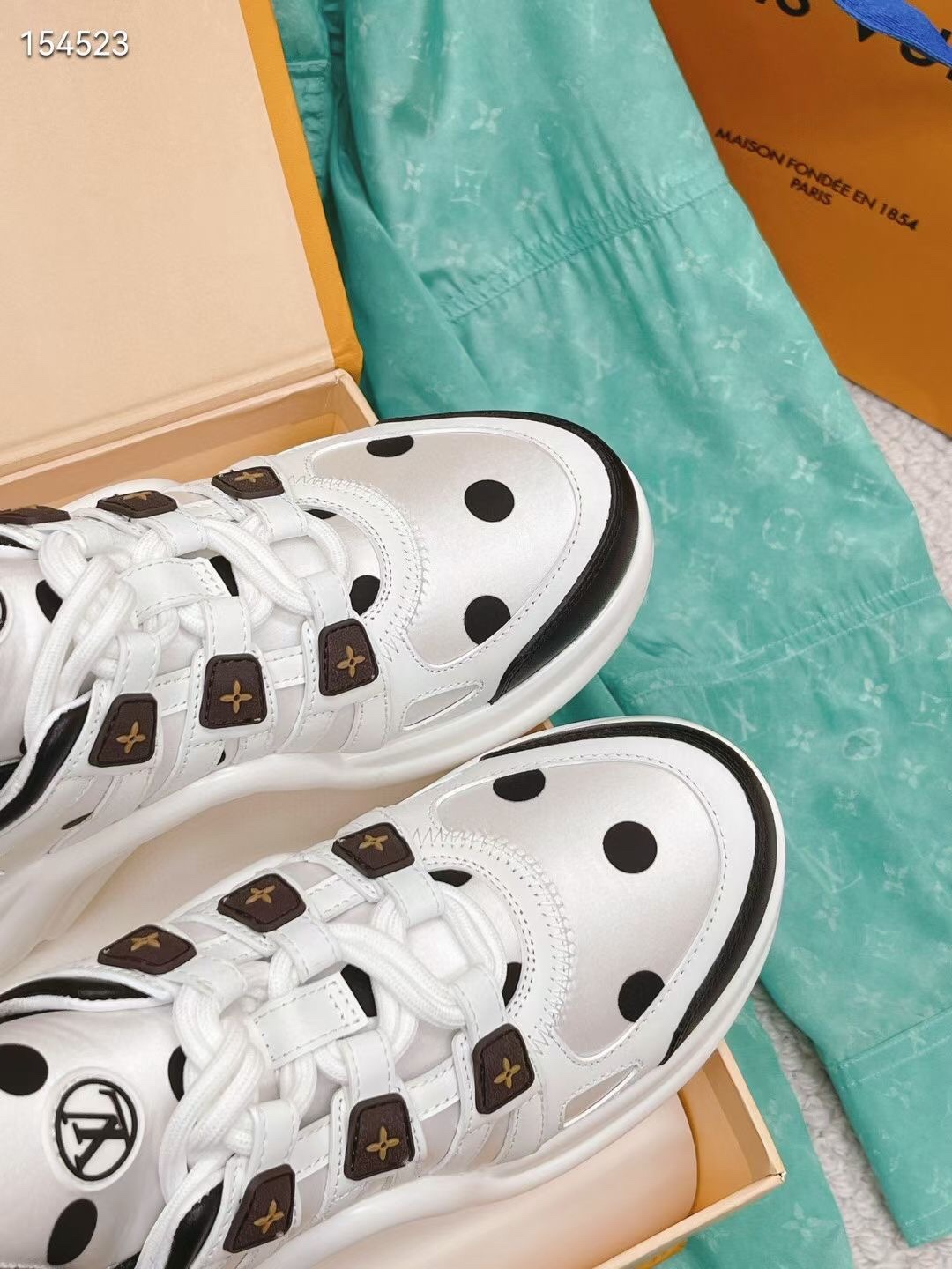 L0vis Vvtt0n Women’s LV Archlight Sneaker White For Women LV 1AA0ON