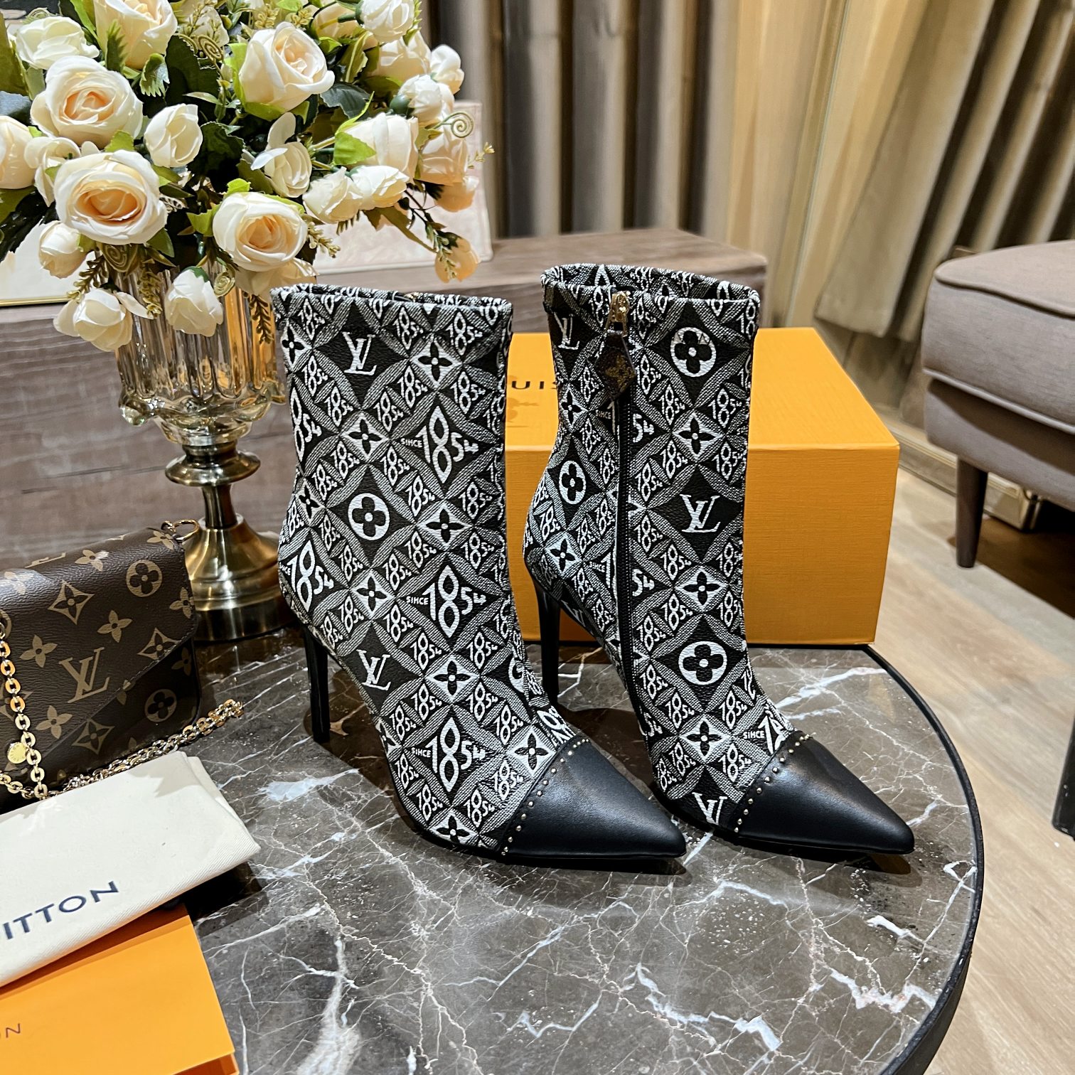 L0vis Vvtt0n Women’s Cherie Ankle Boots White Women LV