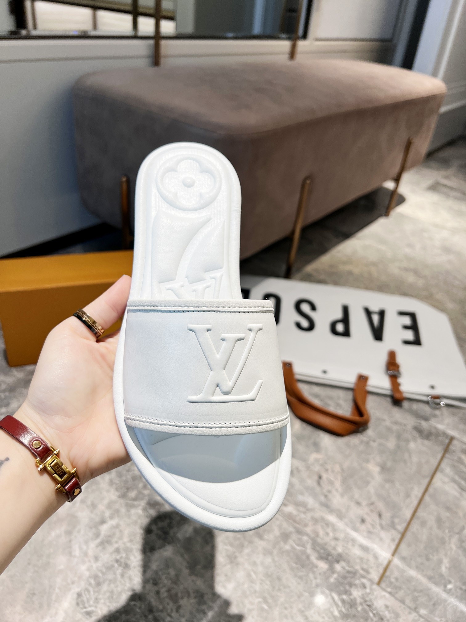 L0vis Vvtt0n Women’s Magnetic Flat Mule White For Women LV