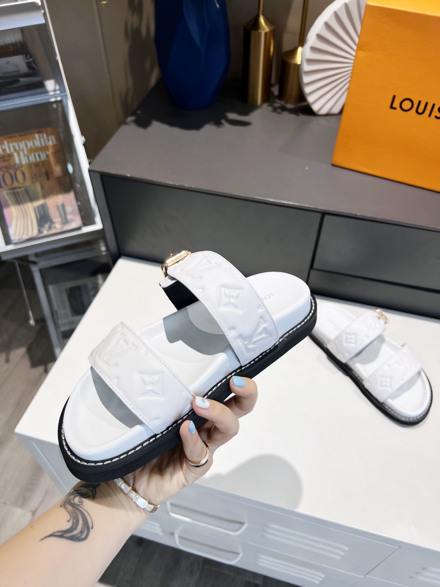 L0vis Vvtt0n Women’s Bom Dia Flat Mule White For Women LV