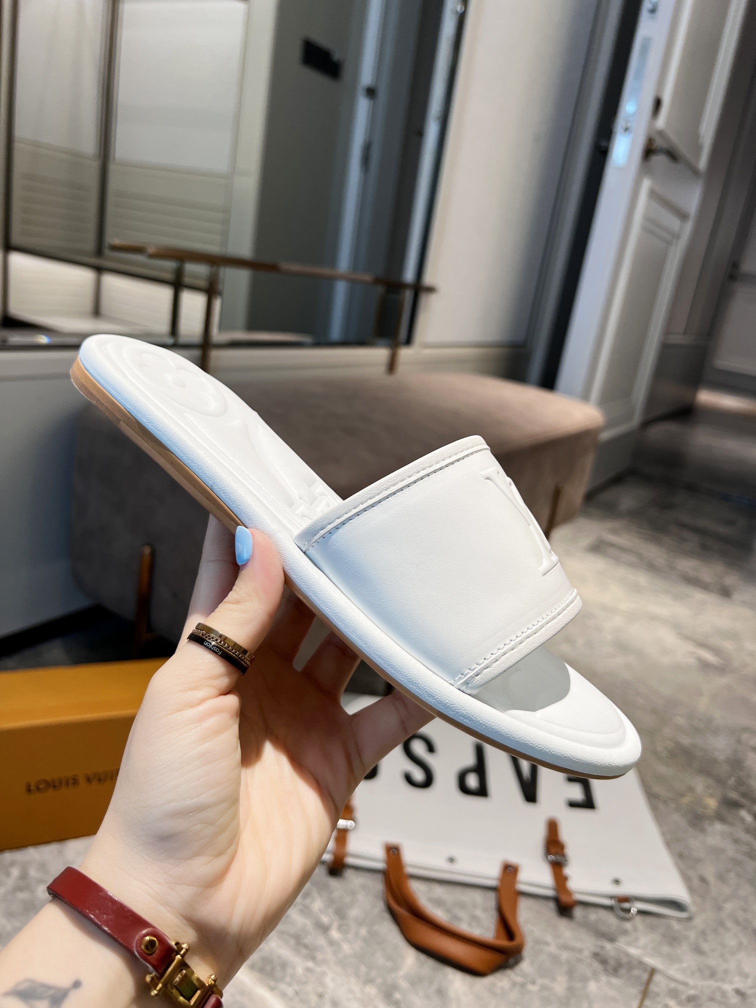 L0vis Vvtt0n Women’s Magnetic Flat Mule White For Women LV