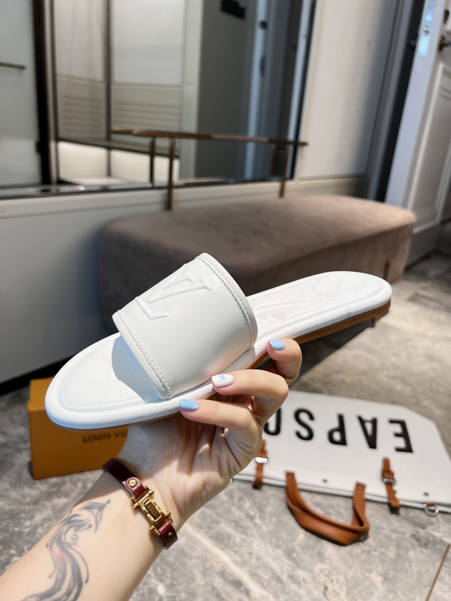 L0vis Vvtt0n Women’s Magnetic Flat Mule White For Women LV