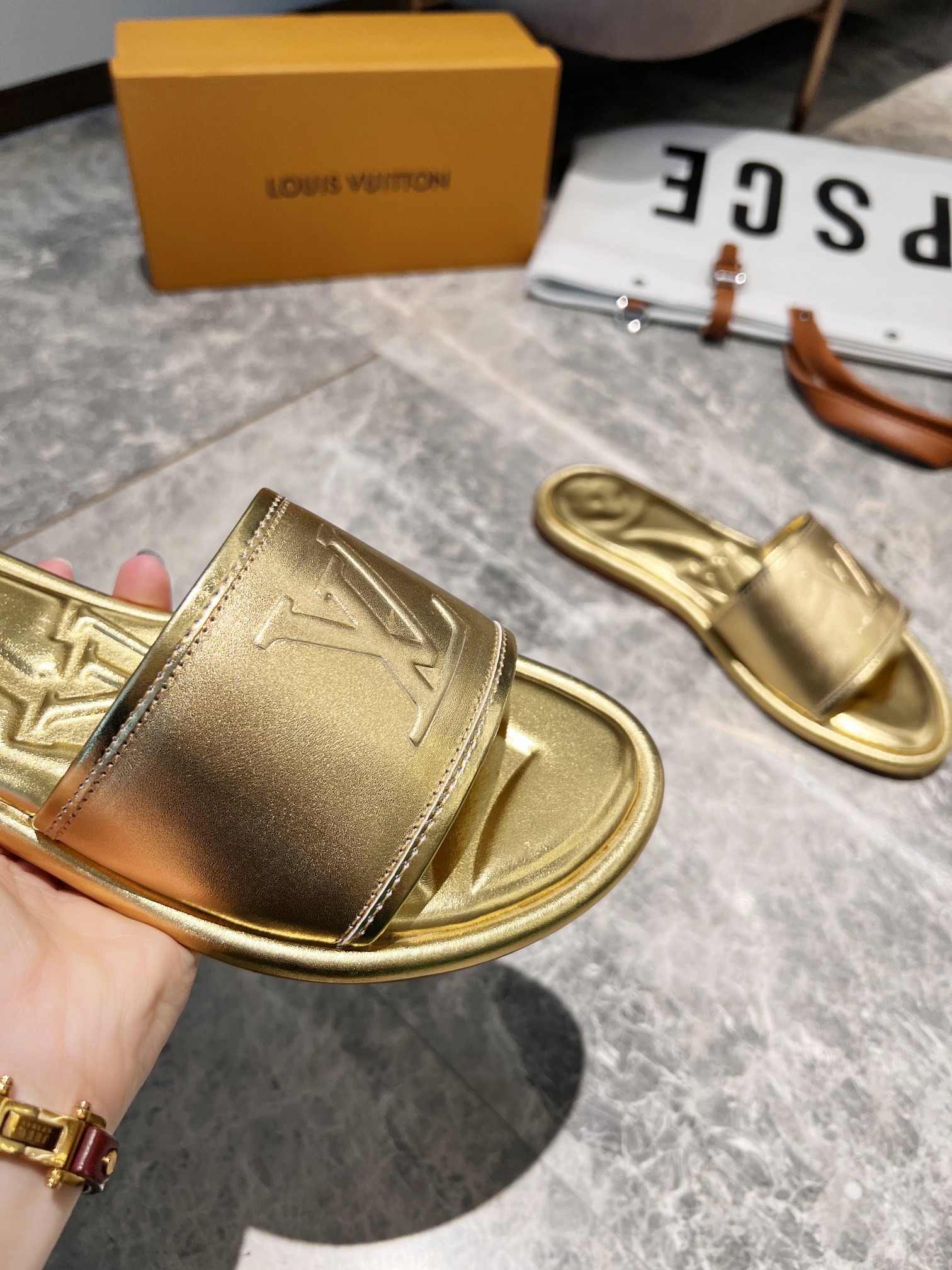 L0vis Vvtt0n Women’s Magnetic Flat Mule Gold For Women LV