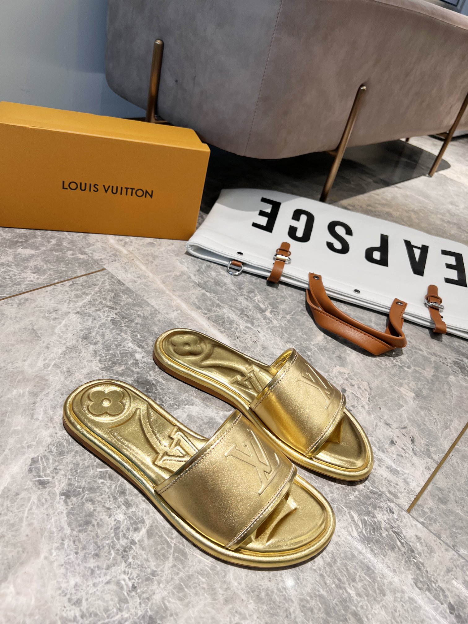 L0vis Vvtt0n Women’s Magnetic Flat Mule Gold For Women LV