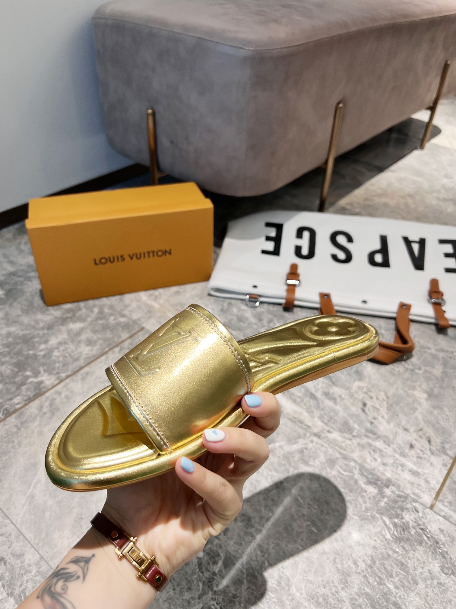 L0vis Vvtt0n Women’s Magnetic Flat Mule Gold For Women LV